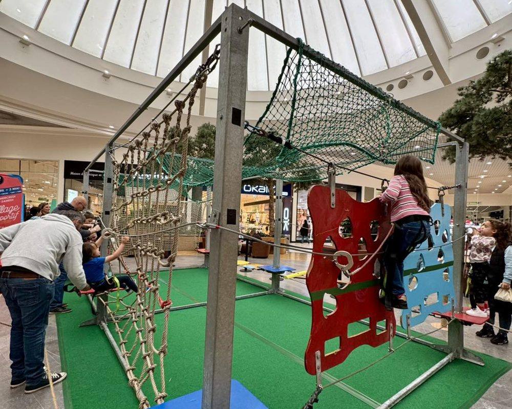 Indiana : structure d'accrobranche mobile avec filets et ligne de vie, installée dans un centre commercial