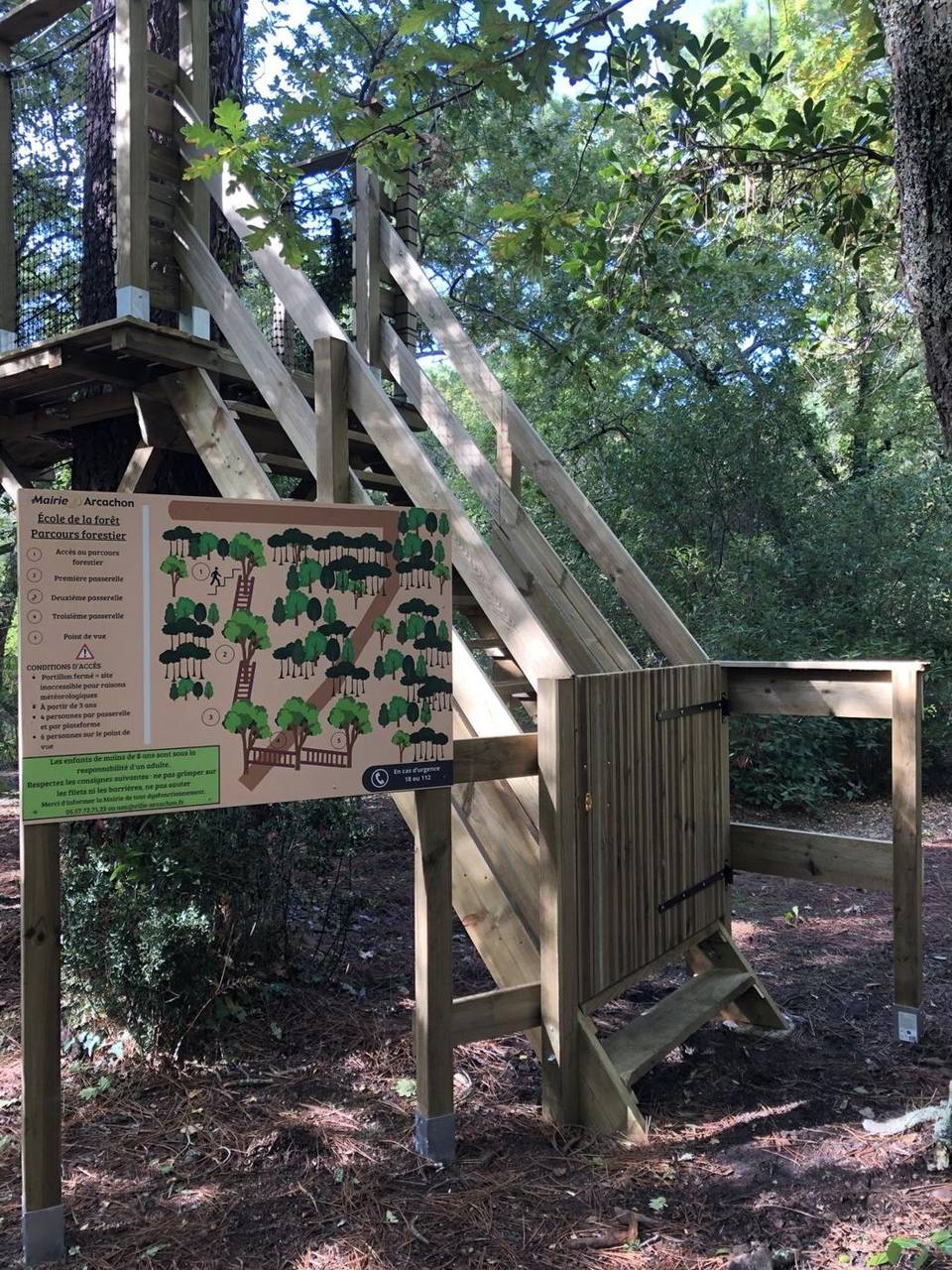 Escalier d'accès et panneau du parcours forestier de l'École de la forêt, Mairie d'Arcachon