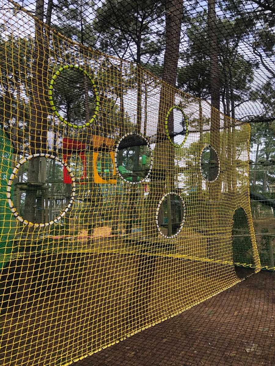 Zone de filets avec cerceaux construite dans un parc accrobranche des Landes