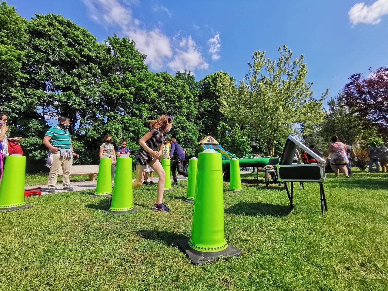 Enfant courant entre les plots lumineux Buzzerspeed dans un parc
