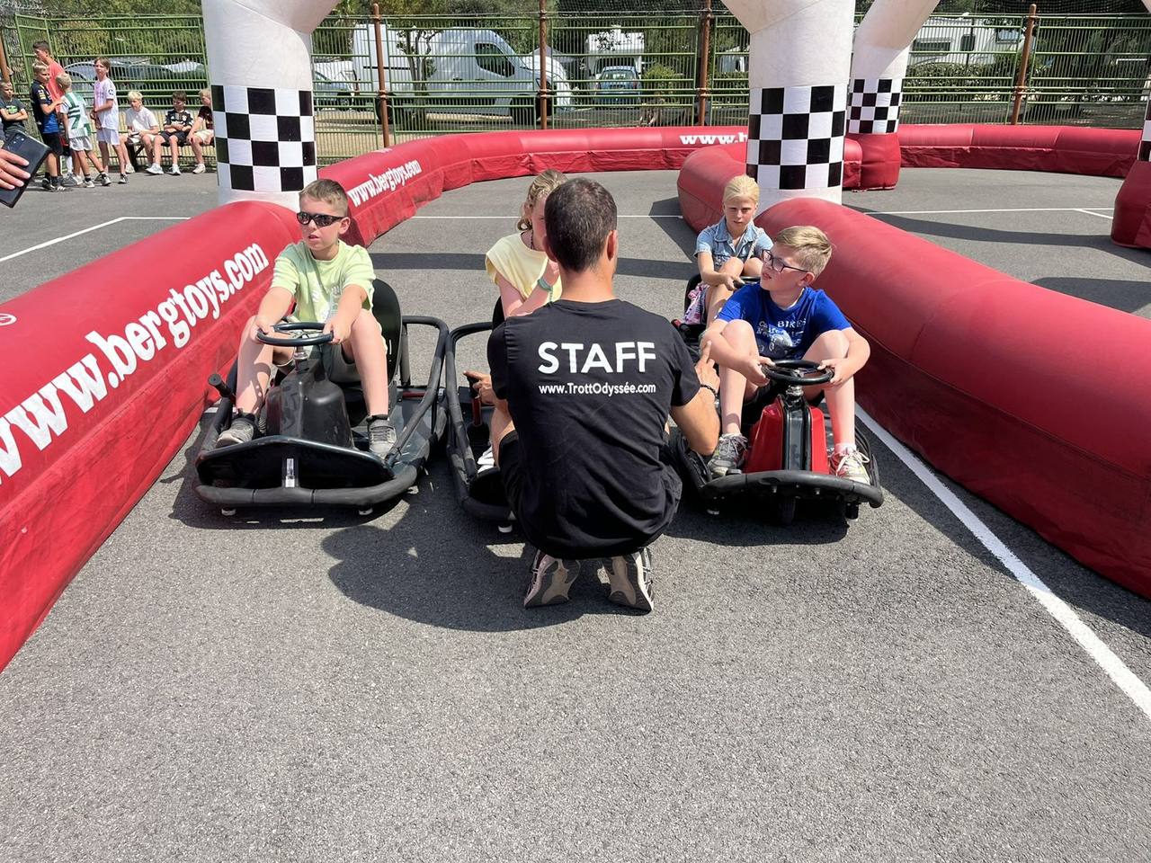Animateur Alturismo expliquant les consignes de sécurité aux enfants avant une course de crazy karts