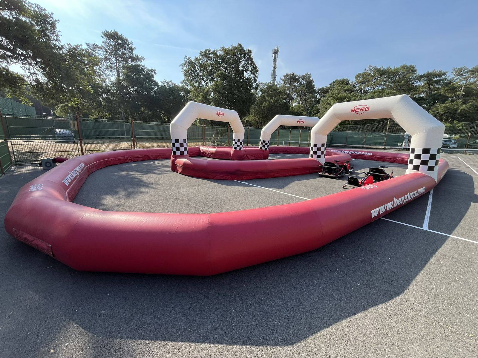 Animation camping dans les Landes : circuit de crazy karts installé sur le terrain de sport d'un camping