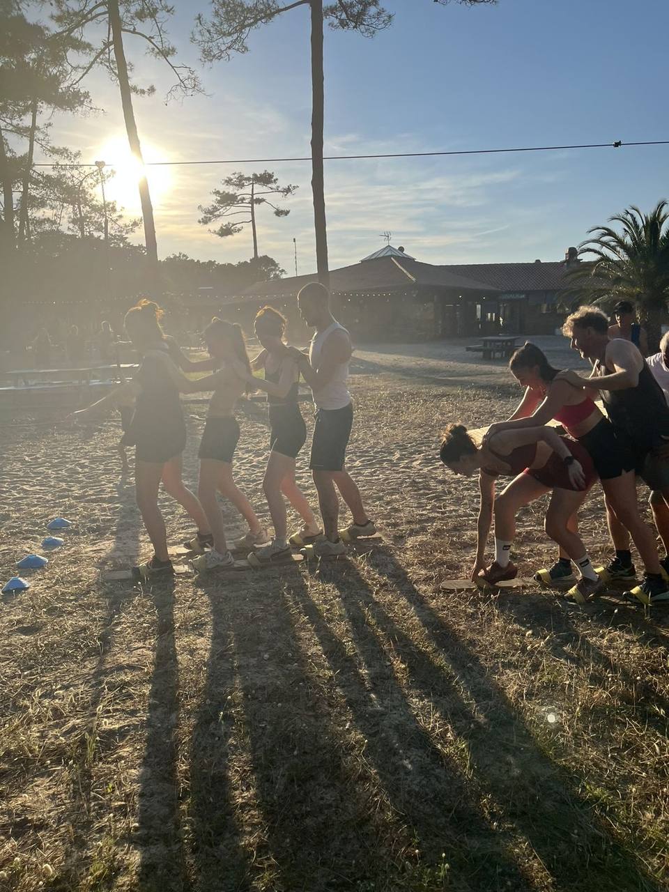 Ski challenge en équipe au coucher du soleil dans un camping des Landes