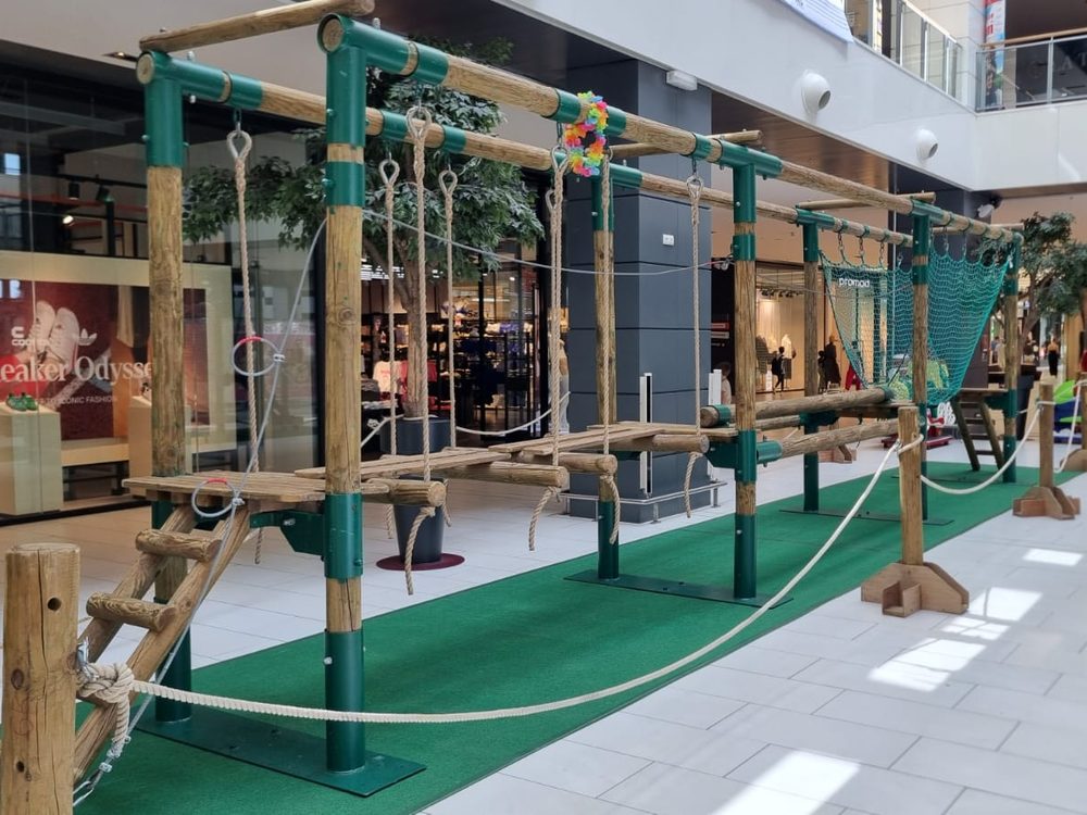 Parcours accrobranche éphémère installé dans l'allée d'un centre commercial