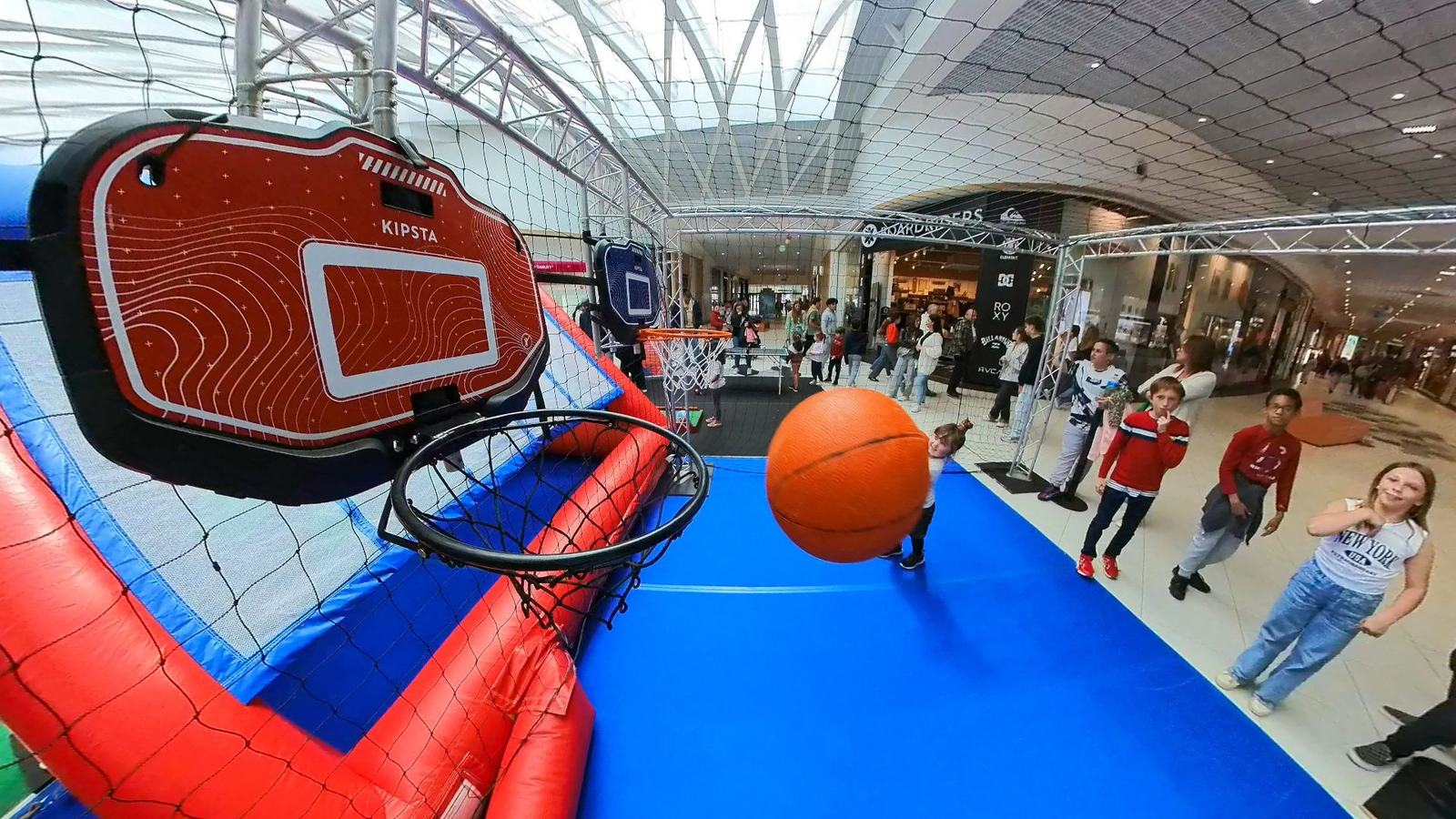 Animation basket dans la galerie d'un centre commercial, devant les visiteurs