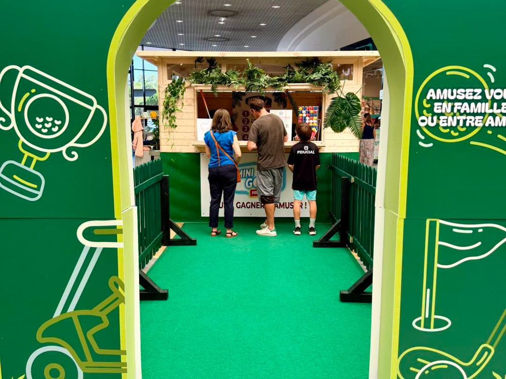 Arche d'entrée et chalet d'accueil du mini-golf, où les joueurs récupèrent clubs et balles