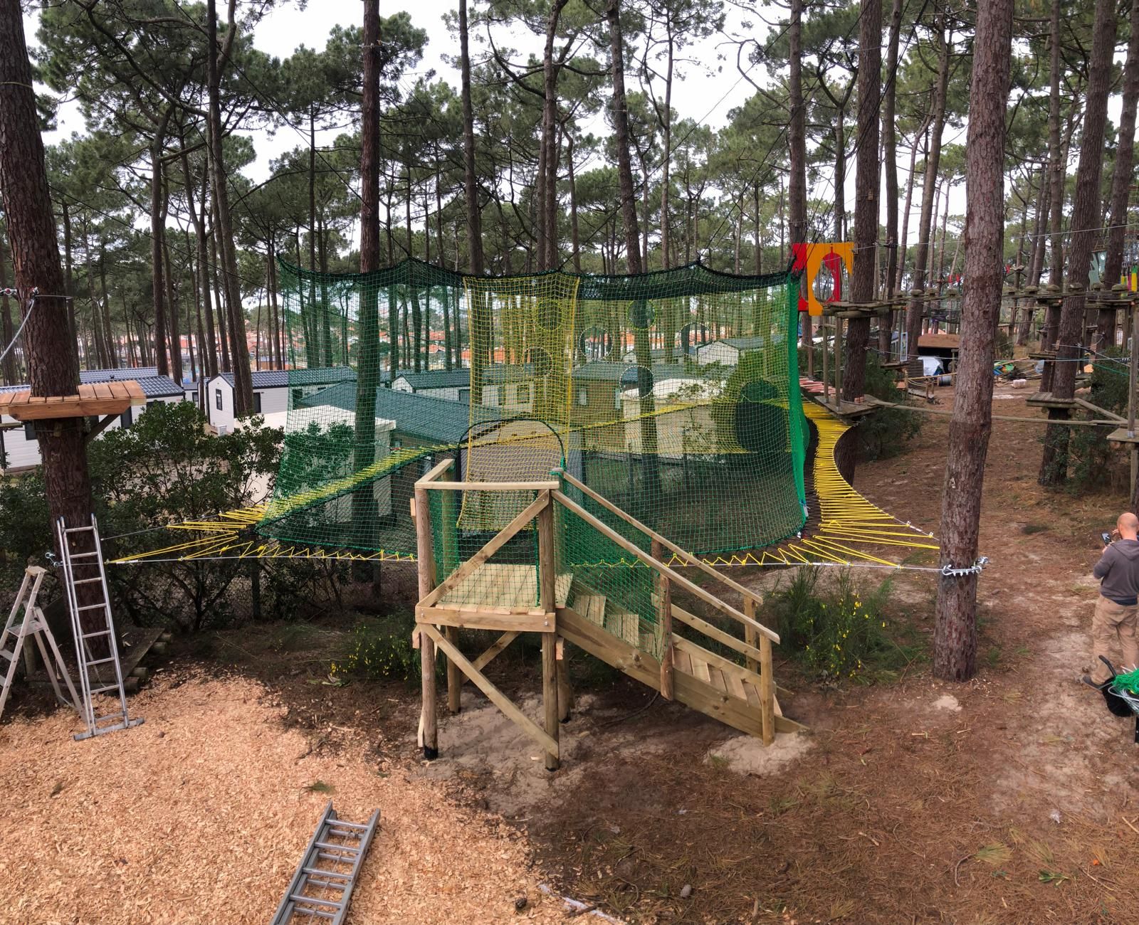Construction accrobranche : grande zone de filets pour enfants construite dans un parc aventure des Landes