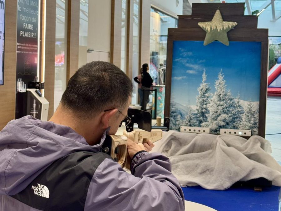 Tir à la carabine laser sur une cible au décor enneigé