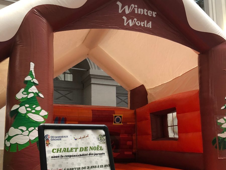 Chalet de Noël gonflable pour les enfants