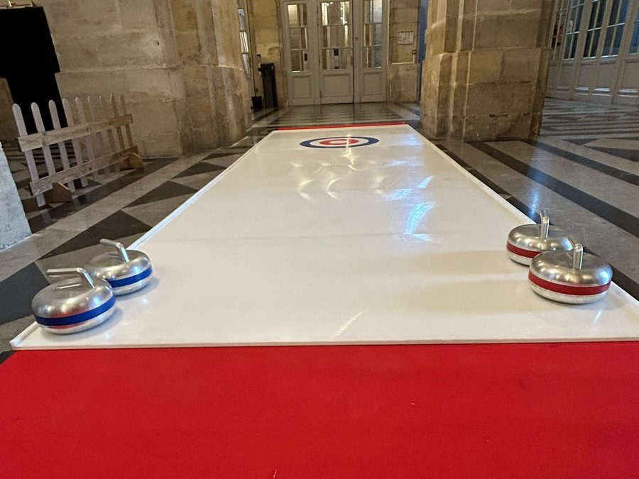 Piste de curling synthétique installée en intérieur pour un arbre de Noël