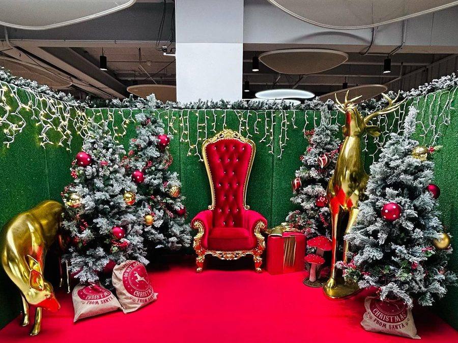 Fauteuil du Père Noël, sapins et rennes dorés au cœur du labyrinthe géant