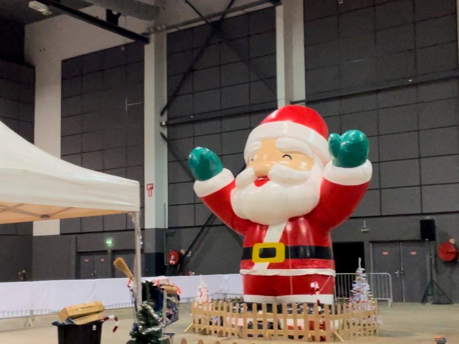 Père Noël gonflable géant installé pour un arbre de Noël d'entreprise
