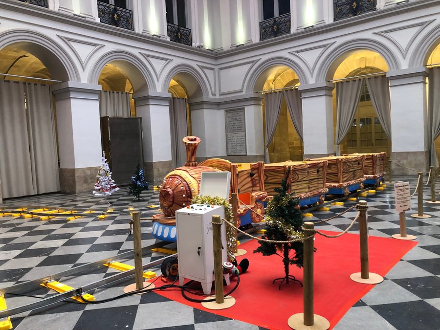 Manège Train enchanté sur ses rails, décoré pour Noël