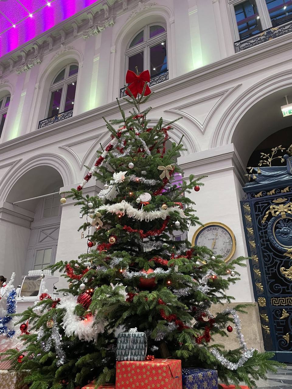 Sapin décoré pour un arbre de Noël d'entreprise