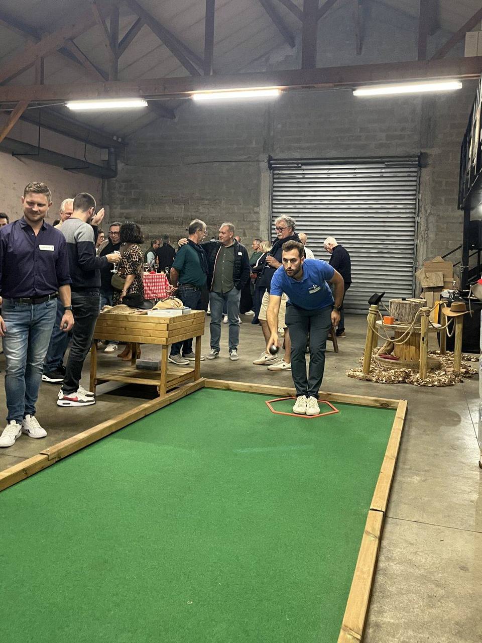Soirée d'entreprise avec terrain de pétanque installé dans un entrepôt
