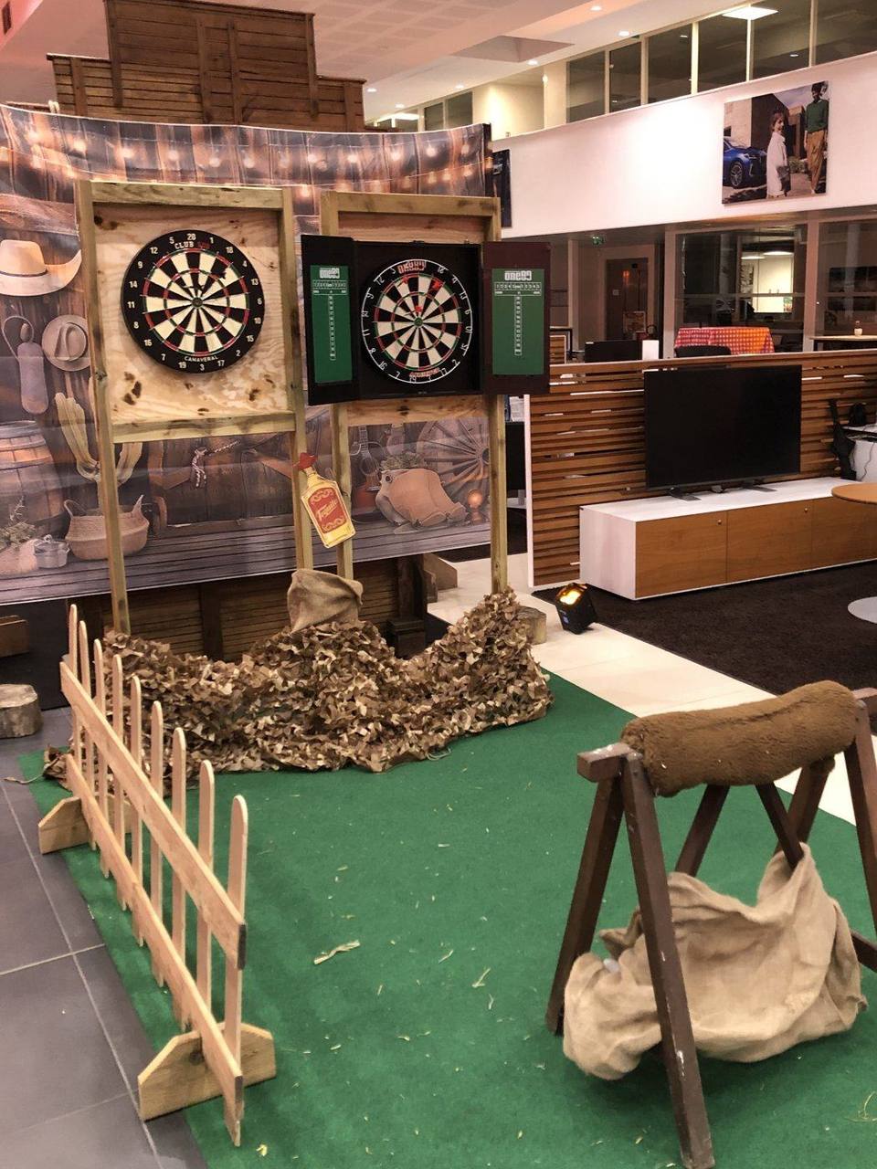 Animation d'entreprise sur le thème western : stand de fléchettes et décor installés dans les locaux du client