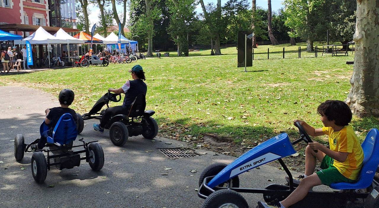 Enfants sur des karts à pédales pendant une journée d'animations