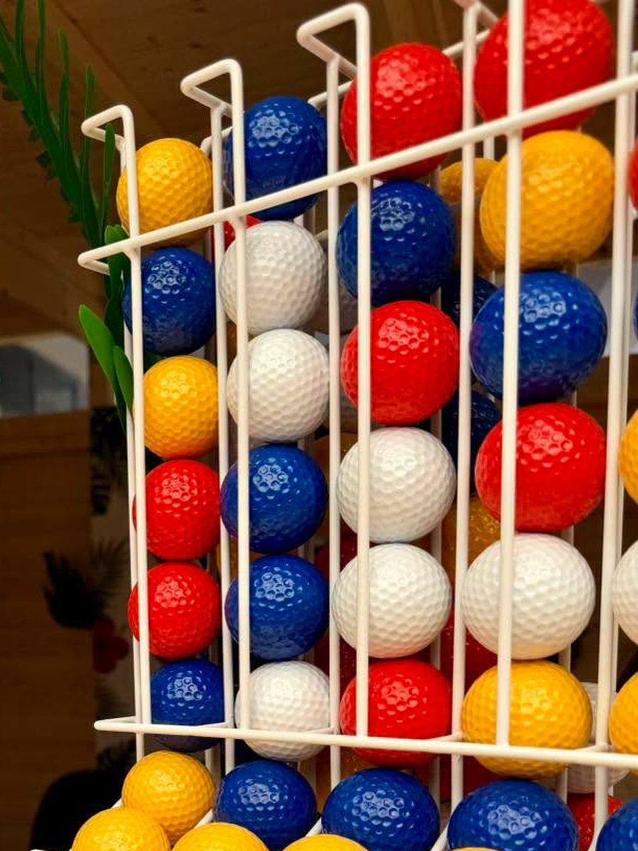 Présentoir de balles de mini-golf colorées au chalet d'accueil