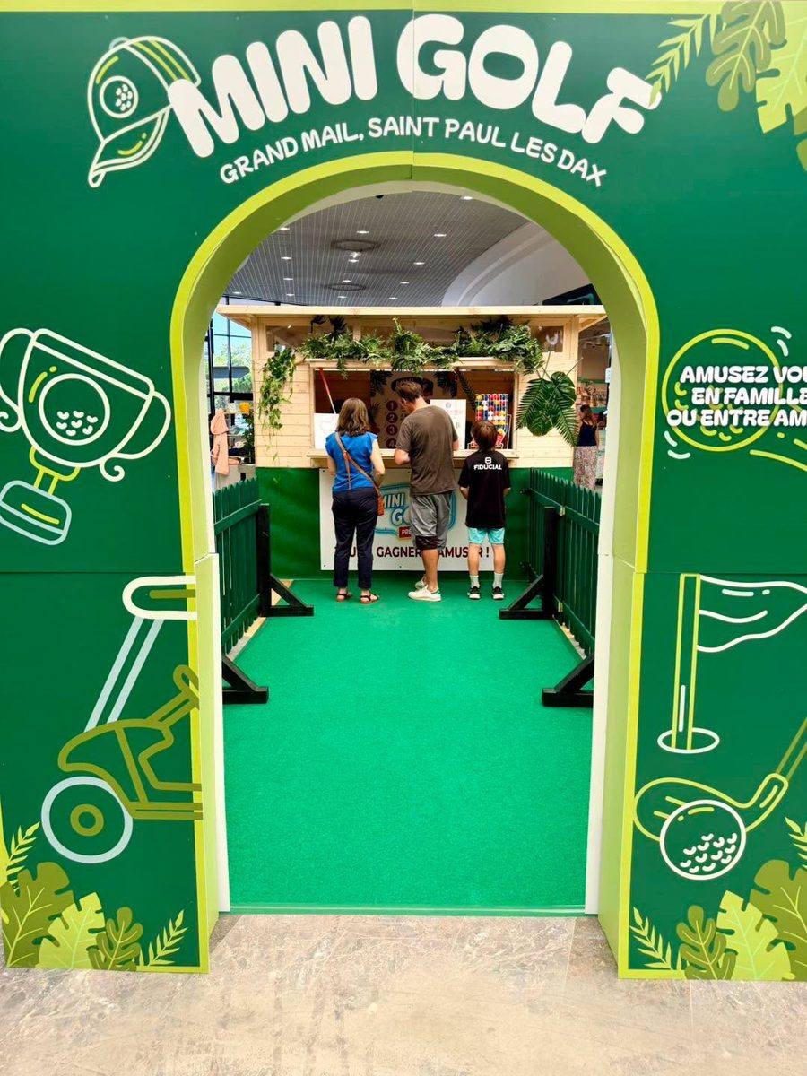 Entrée du mini-golf et chalet d'accueil où les joueurs récupèrent clubs et balles
