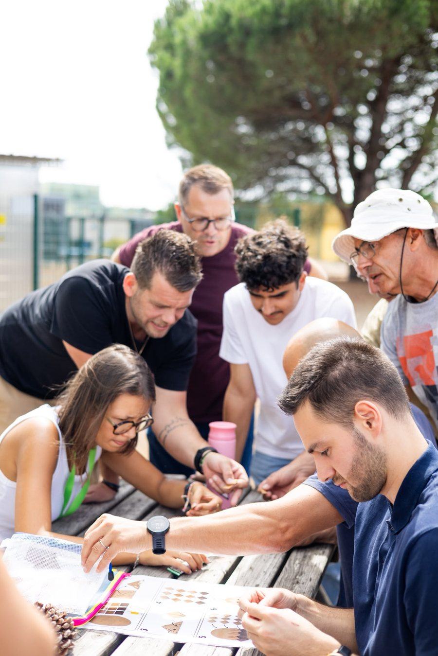 Atelier de cohésion d'équipe en plein air pendant un séminaire