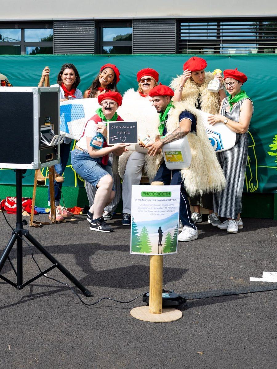 Séminaire d'entreprise dans les Landes : équipe déguisée devant le photobooth