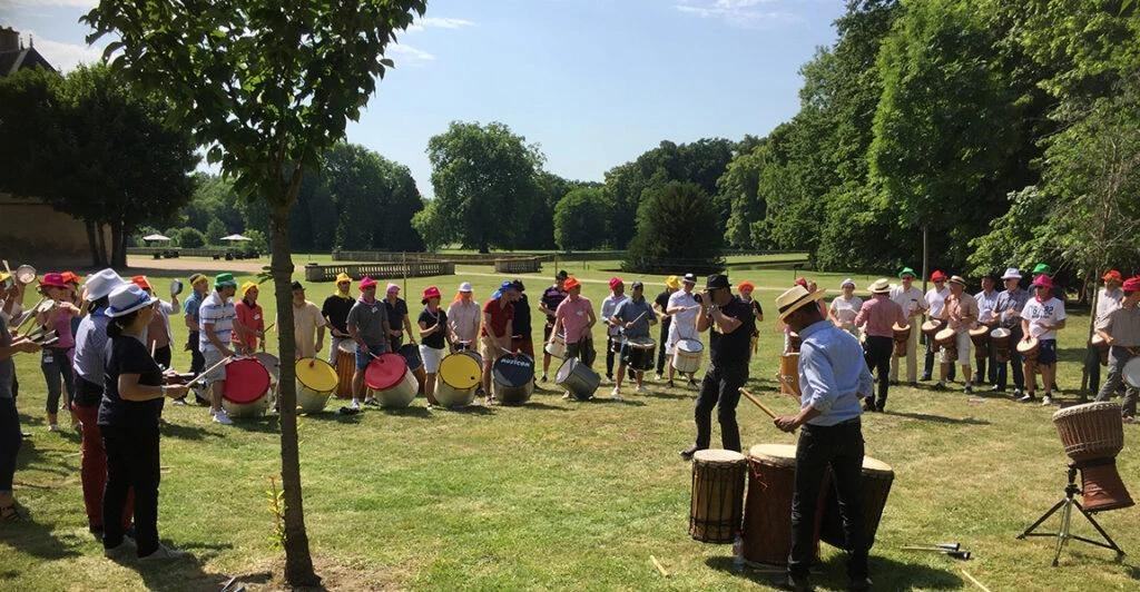 Atelier batucada en plein air lors d'un teambuilding
