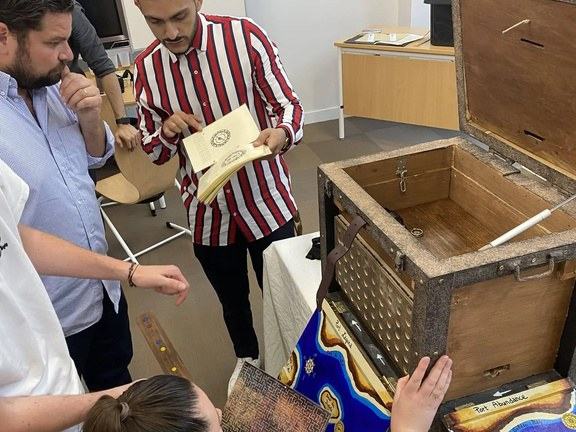 Escape game mobile : une équipe ouvre sa malle