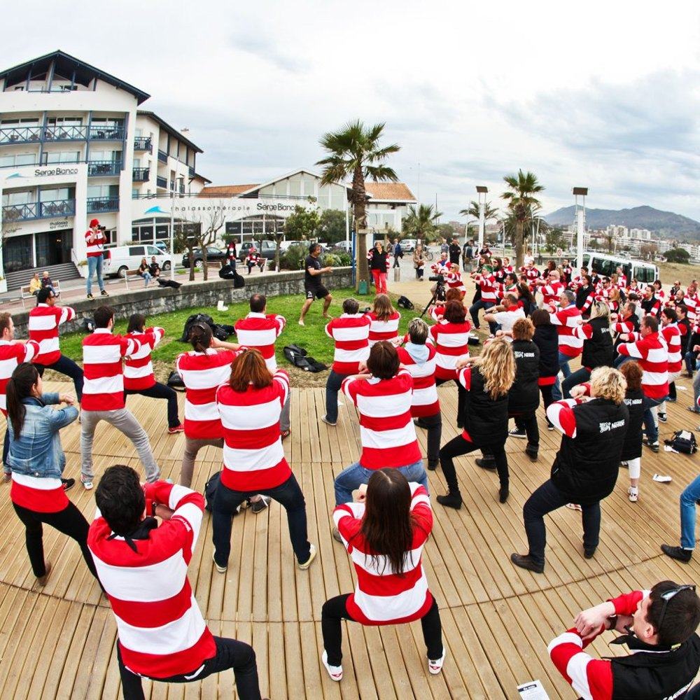 Initiation au haka en team building : un groupe en maillots rayés répète la chorégraphie