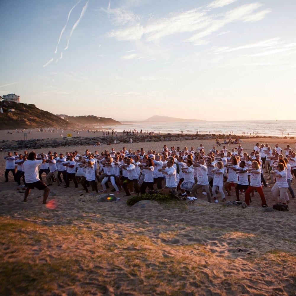 Haka collectif sur une plage du Pays Basque au coucher du soleil