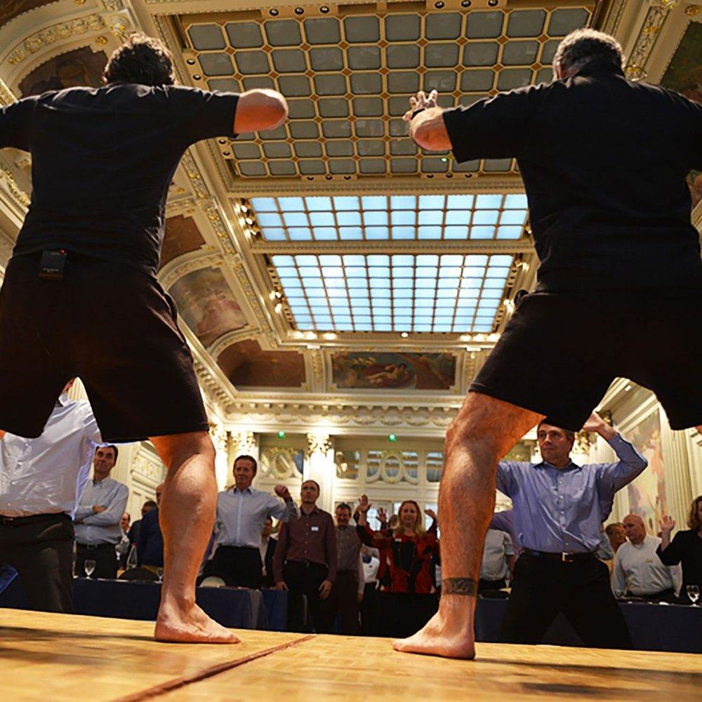 Haka mené sur scène pendant un séminaire d'entreprise