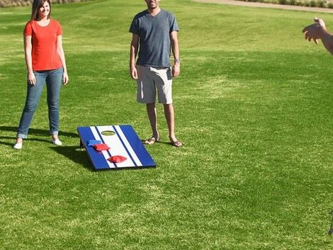 Partie de cornhole entre collègues