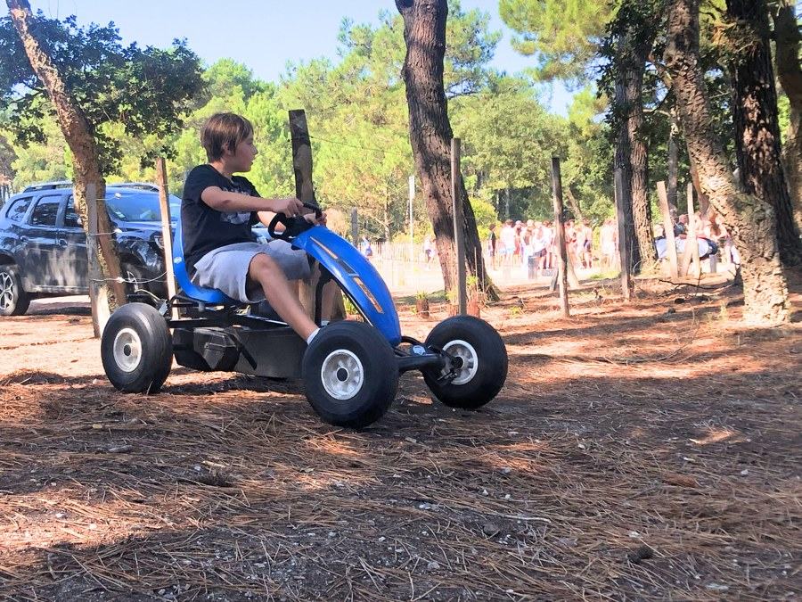 Kart à pédales dans une pinède des Landes