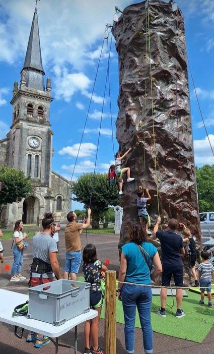 Mur d'escalade mobile de 8 mètres pendant des olympiades d'entreprise