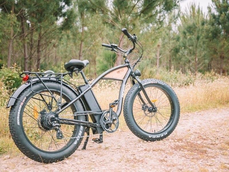 Vélo électrique à gros pneus sur un chemin de la forêt landaise