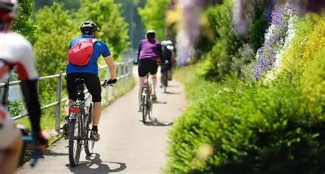 Rallye vélo en équipe sur une piste cyclable