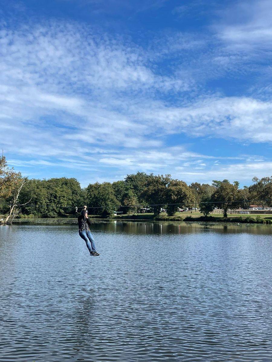Tyrolienne au-dessus d'un lac dans les Landes