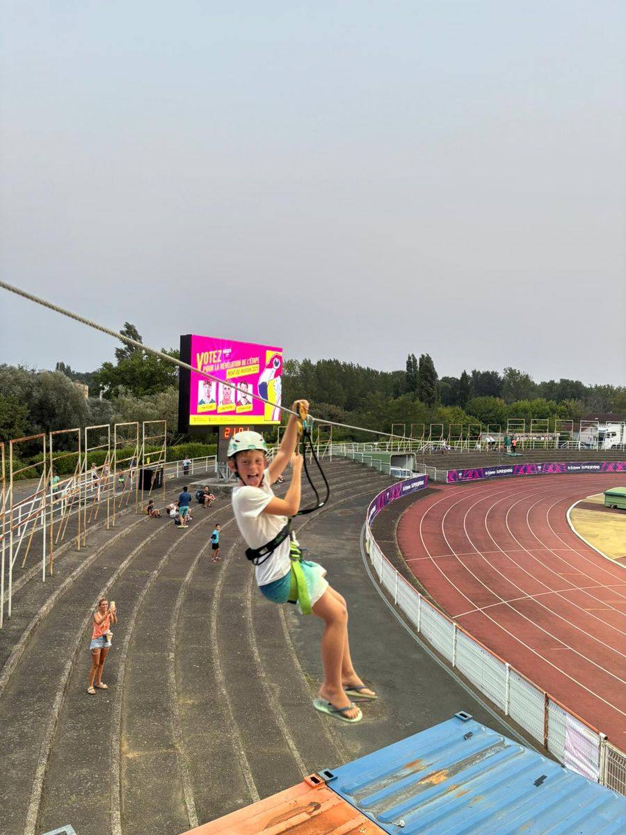 Tyrolienne au-dessus des gradins du stade de Mont-de-Marsan pendant le Supersevens